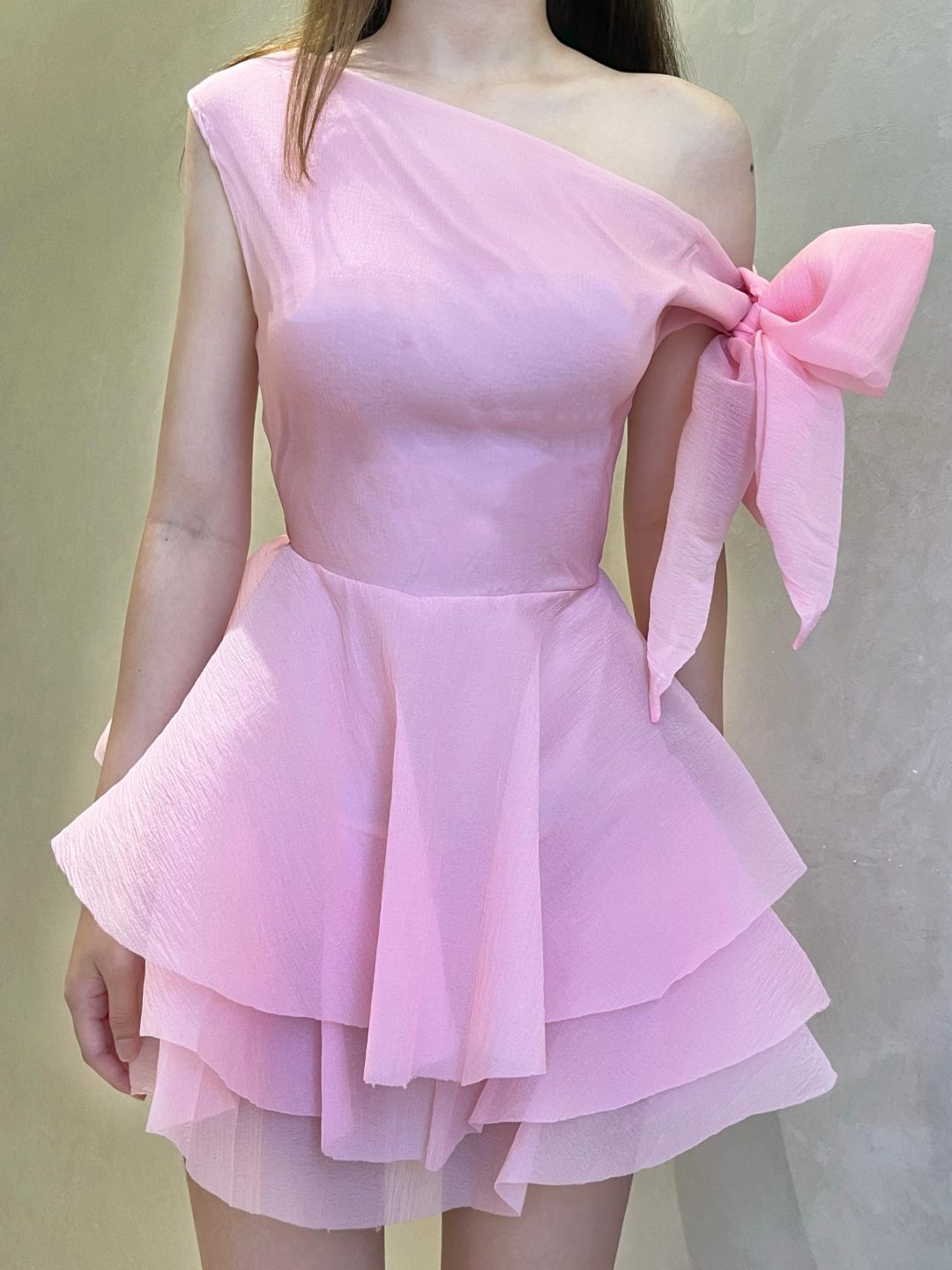 斜肩蝴蝶结连衣裙