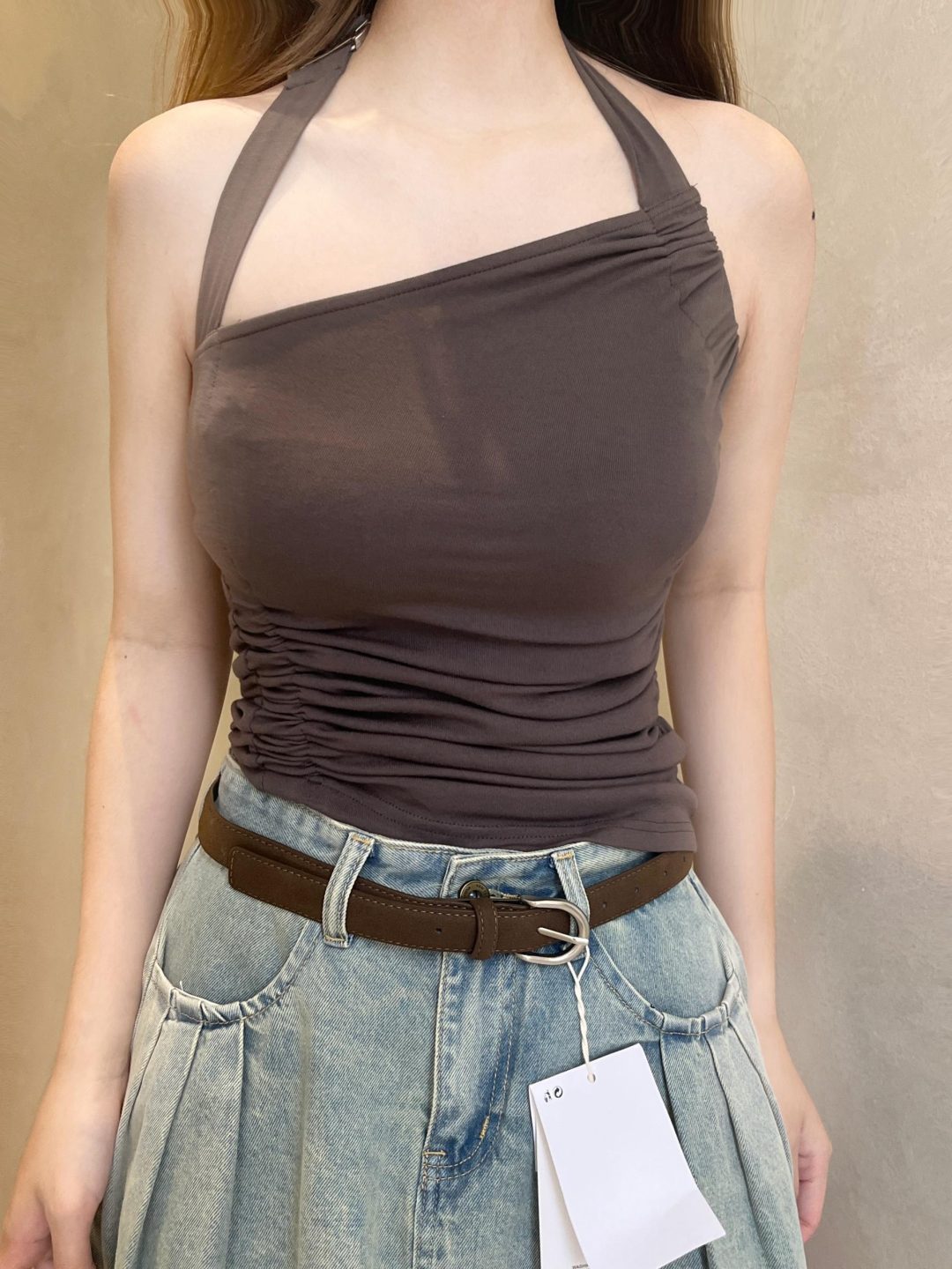 挂脖吊带褶皱上衣