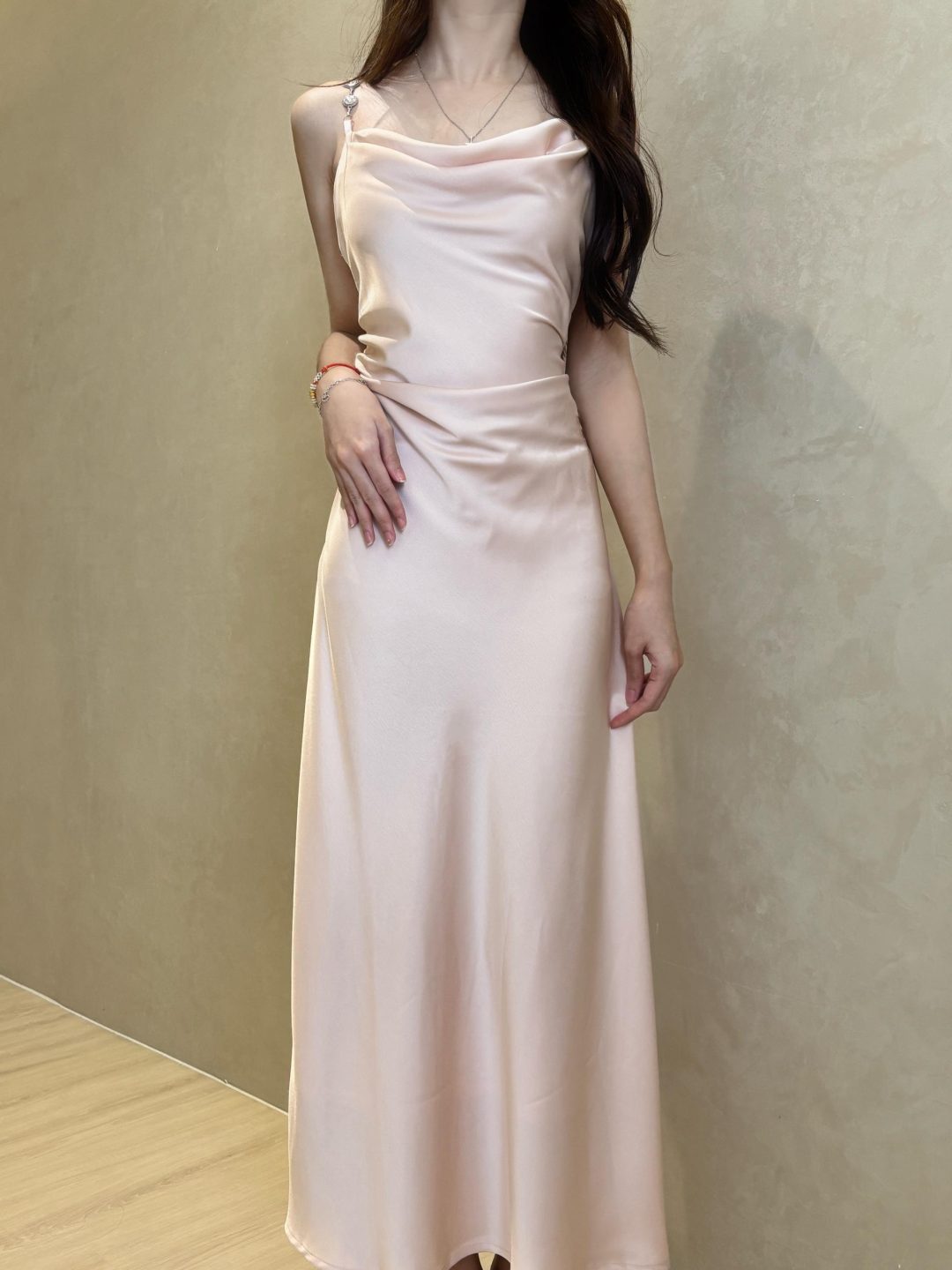 法式缎面钻链肩带礼服裙