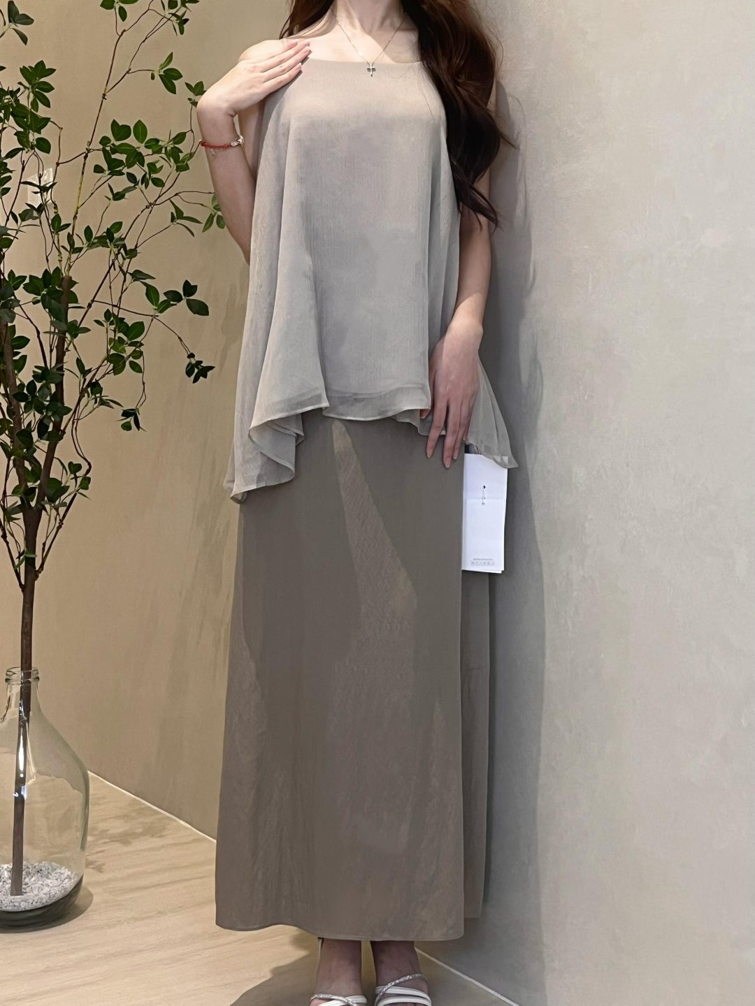 飘逸吊带上衣+修身显瘦半身裙套装