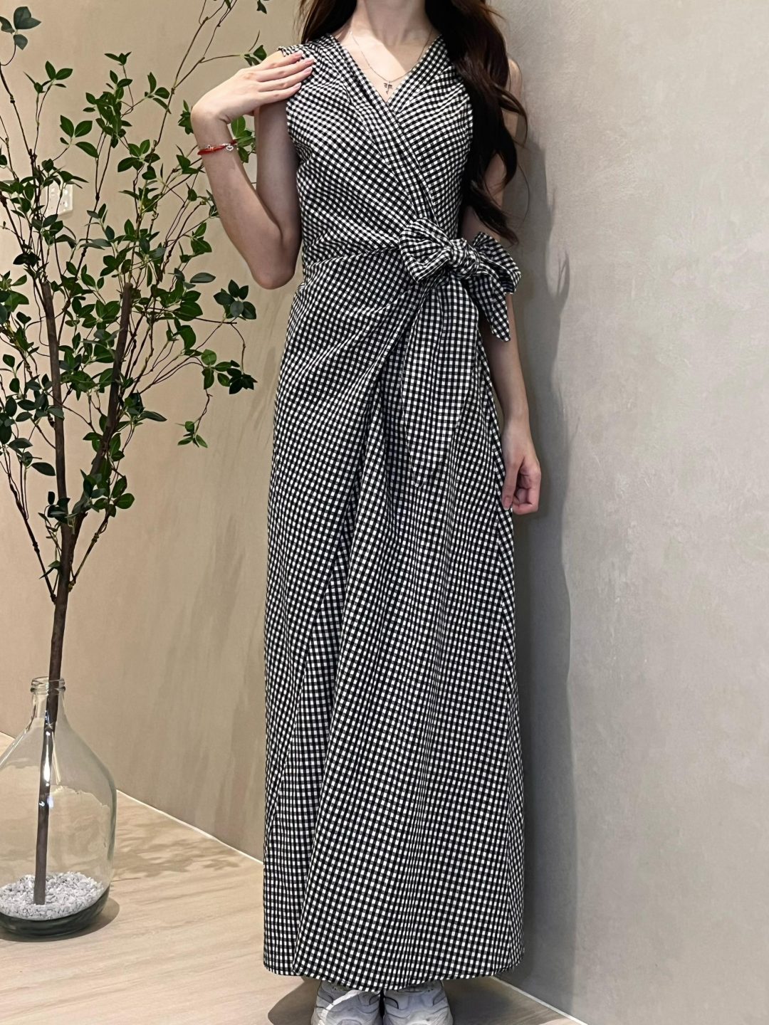 绑带收腰V领格纹连衣裙