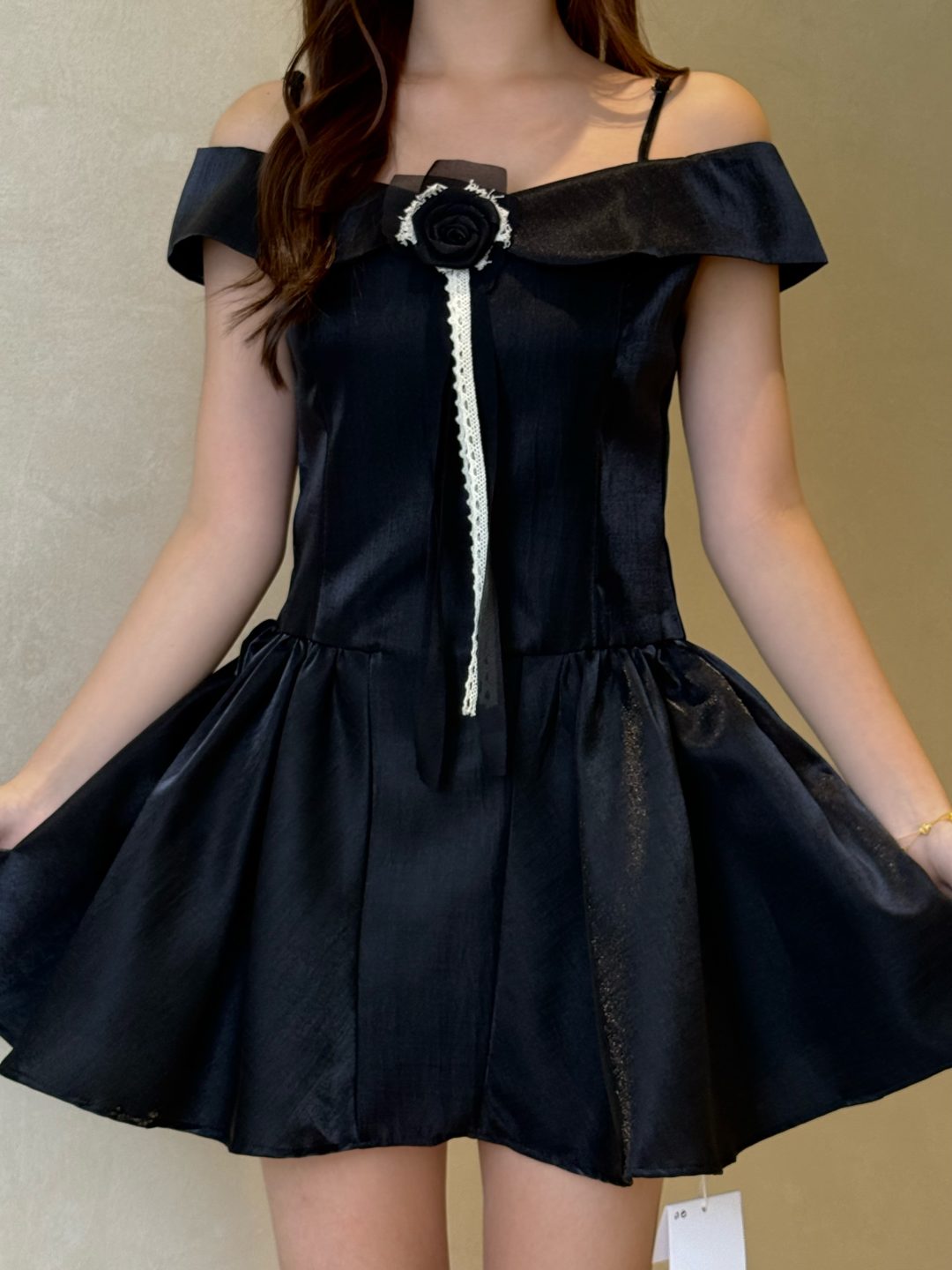 法式一字肩花朵A字连衣裙