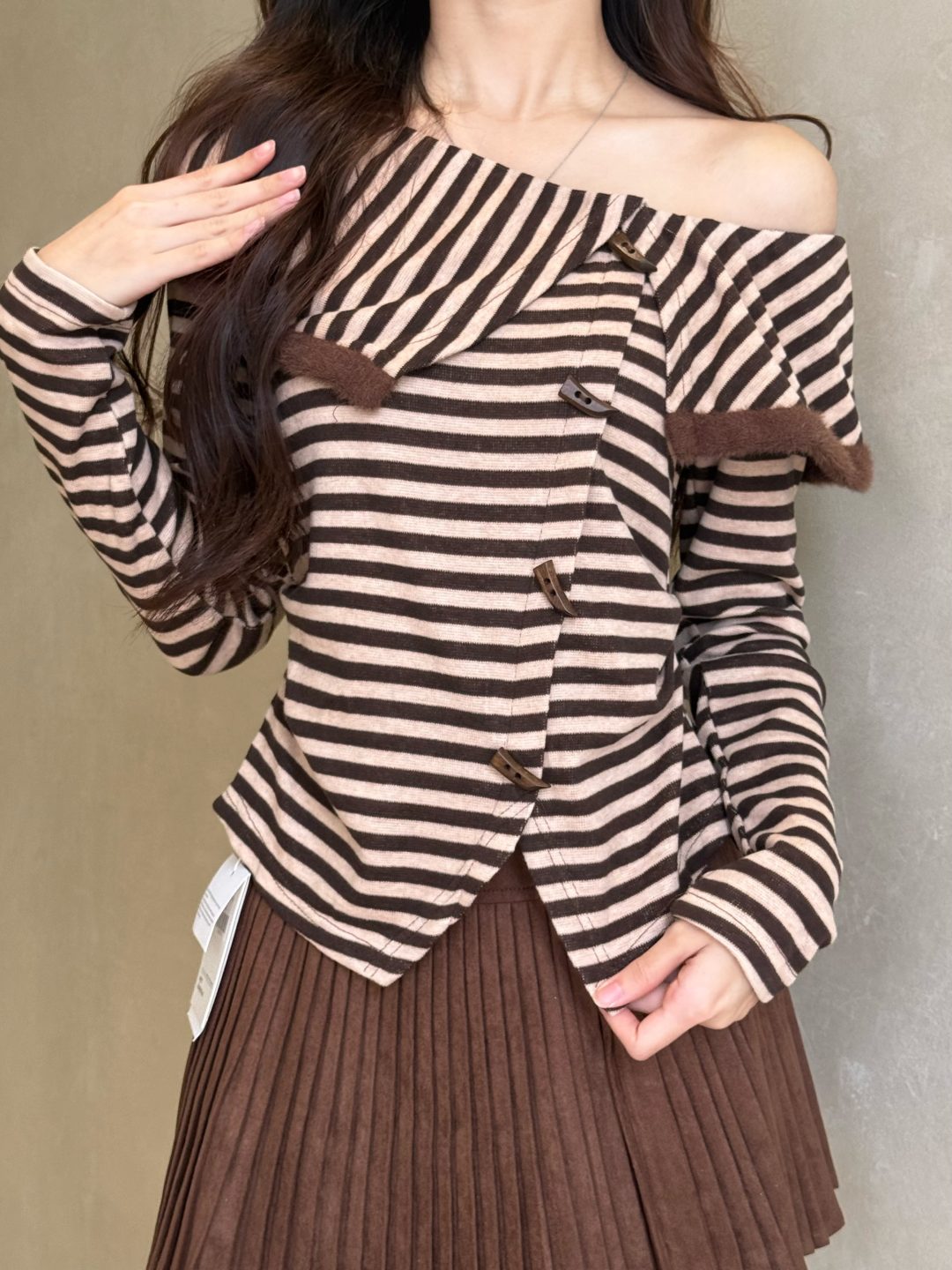 一字肩条纹荷叶领上衣