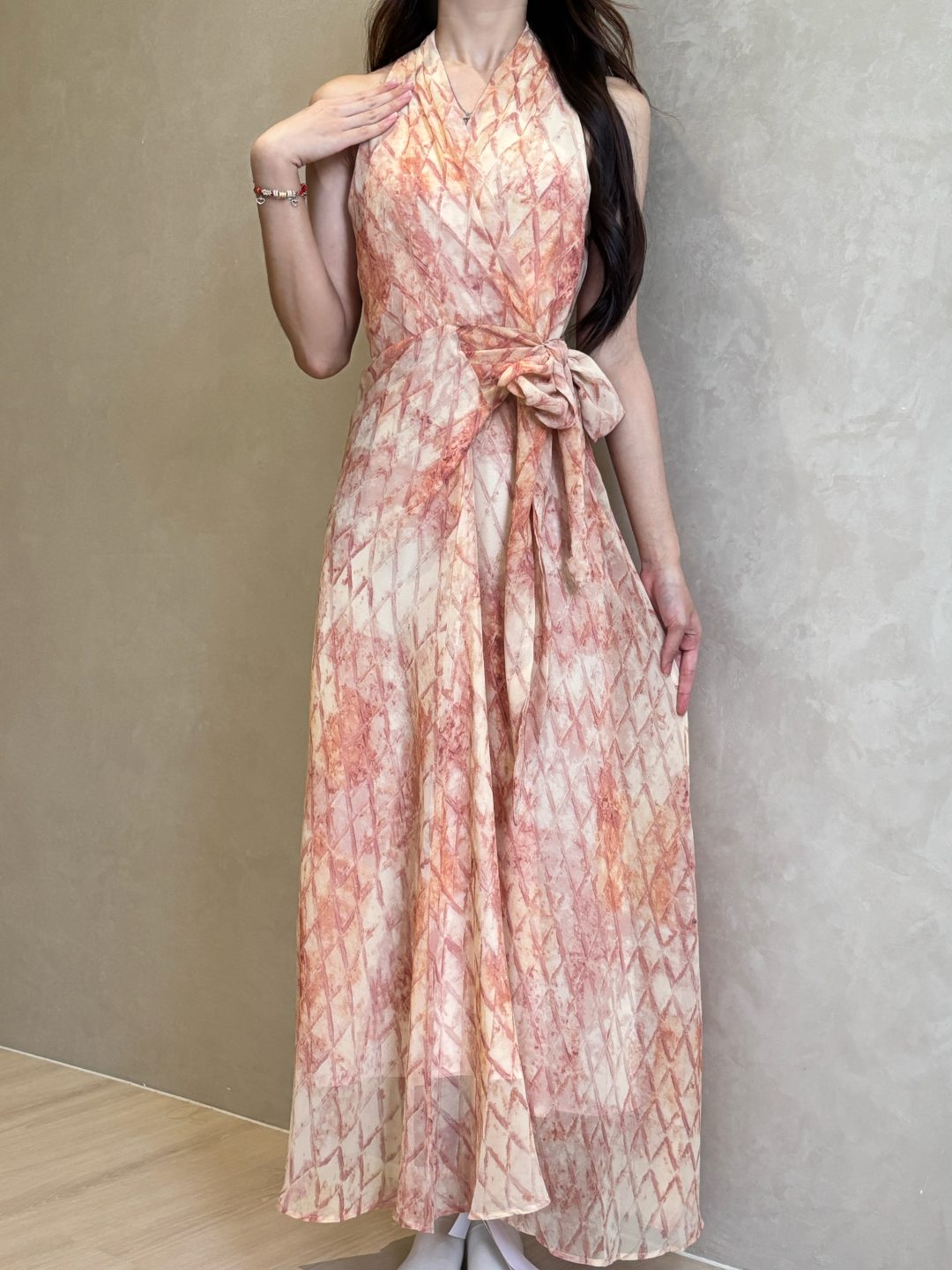 度假风挂脖绑带V领收腰连衣裙