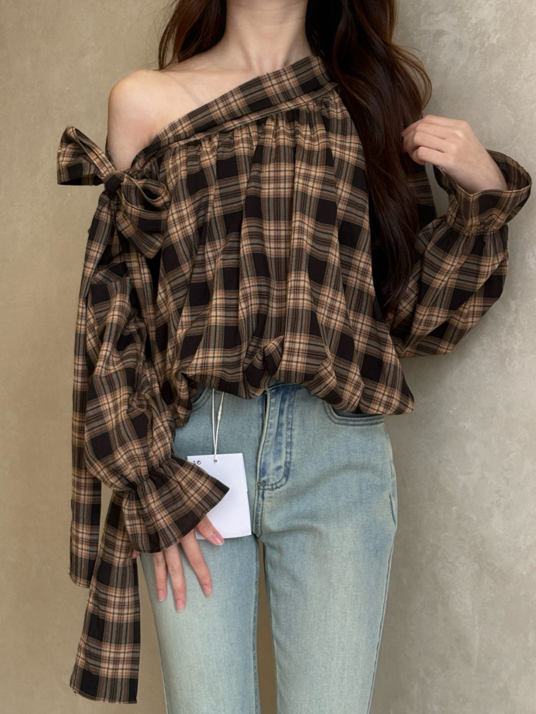 格纹斜肩绑带花苞衬衫