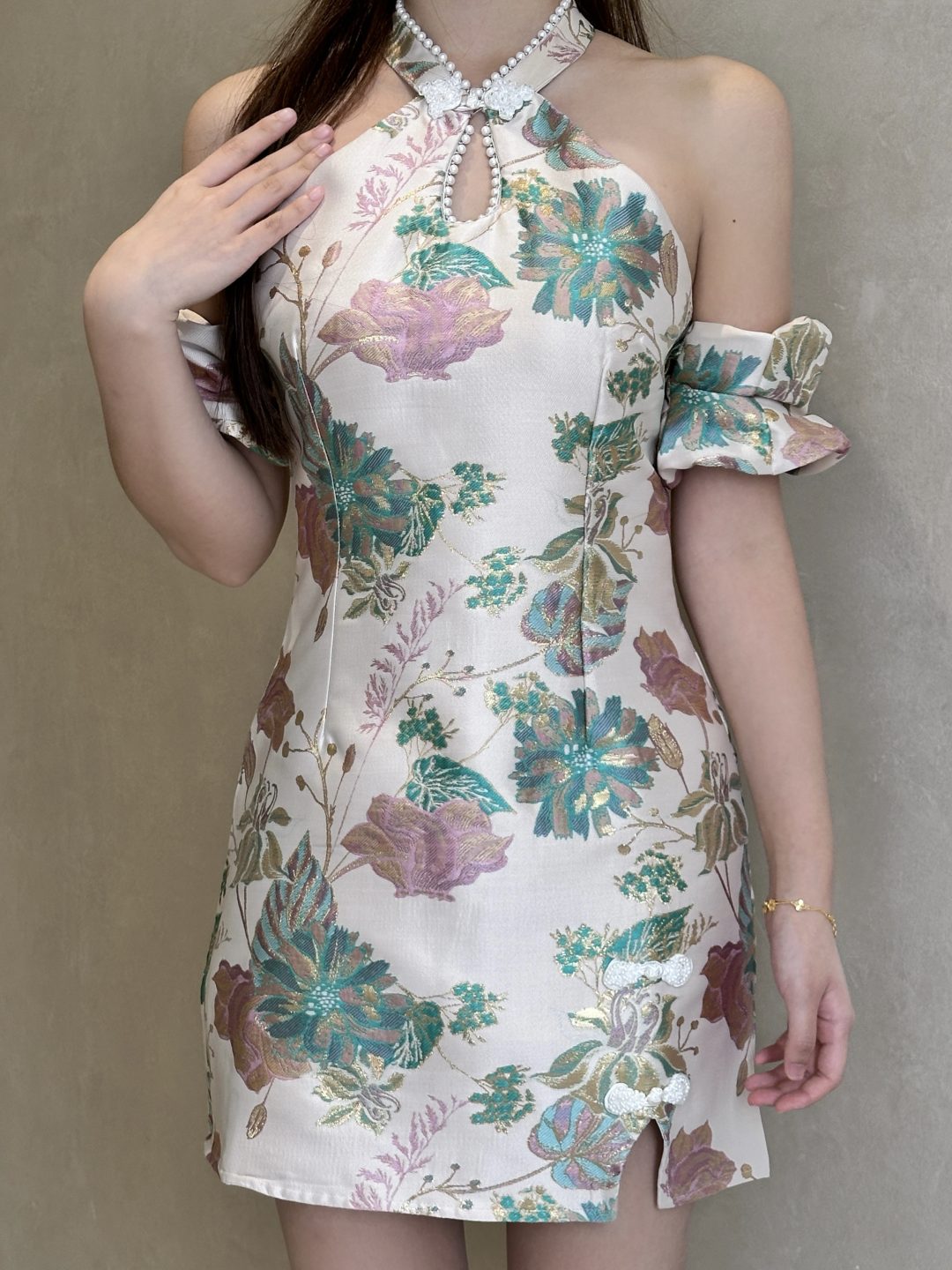 刺绣珍珠挂脖旗袍