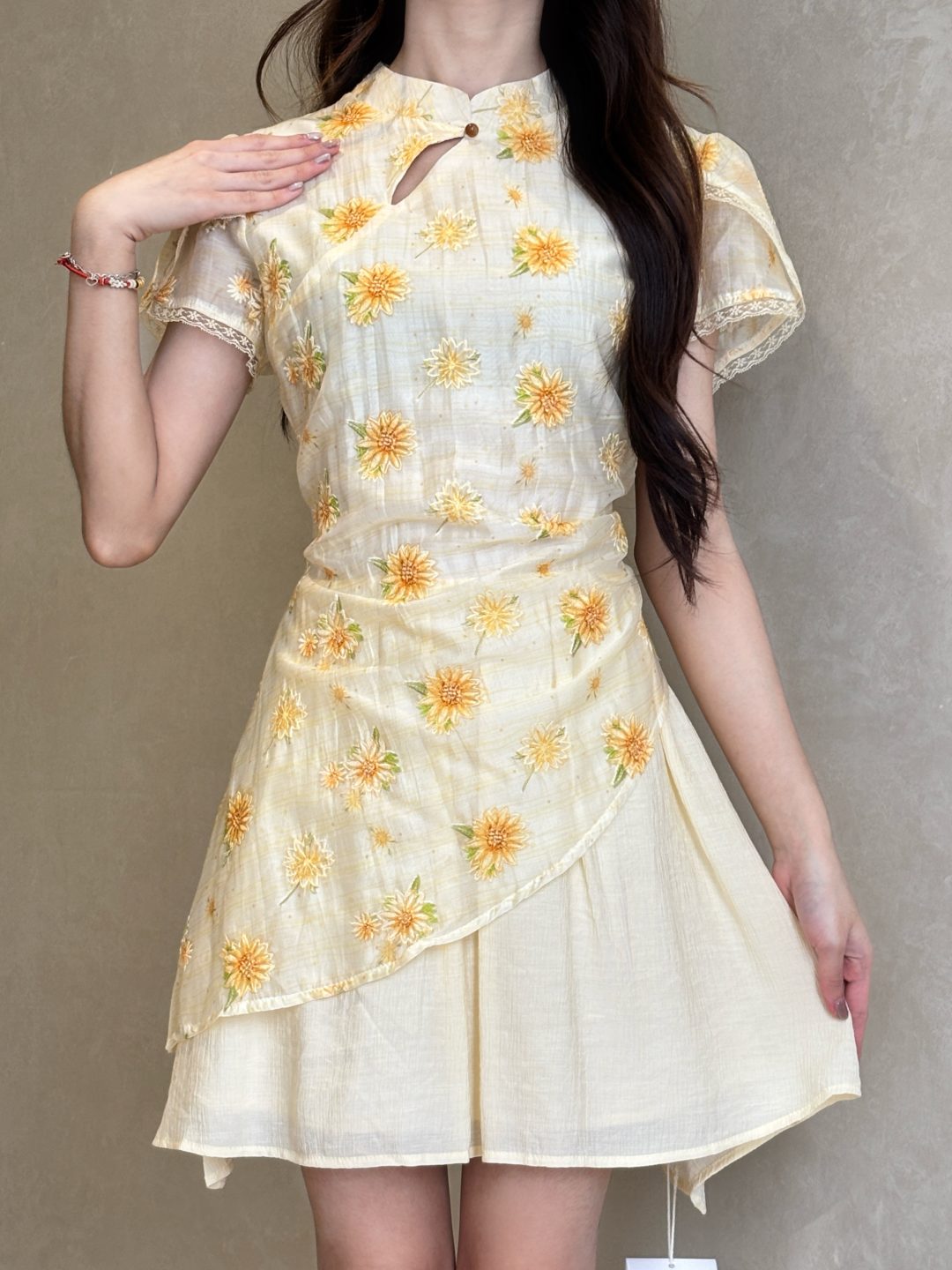 刺绣黄花新中式短款旗袍