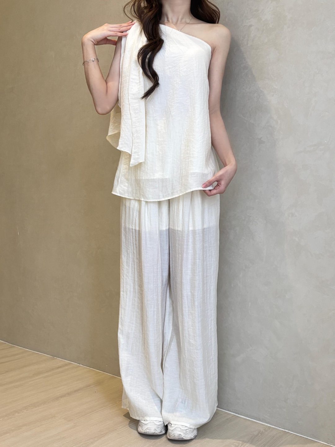 设计感露肩无袖上衣配阔腿裤套装