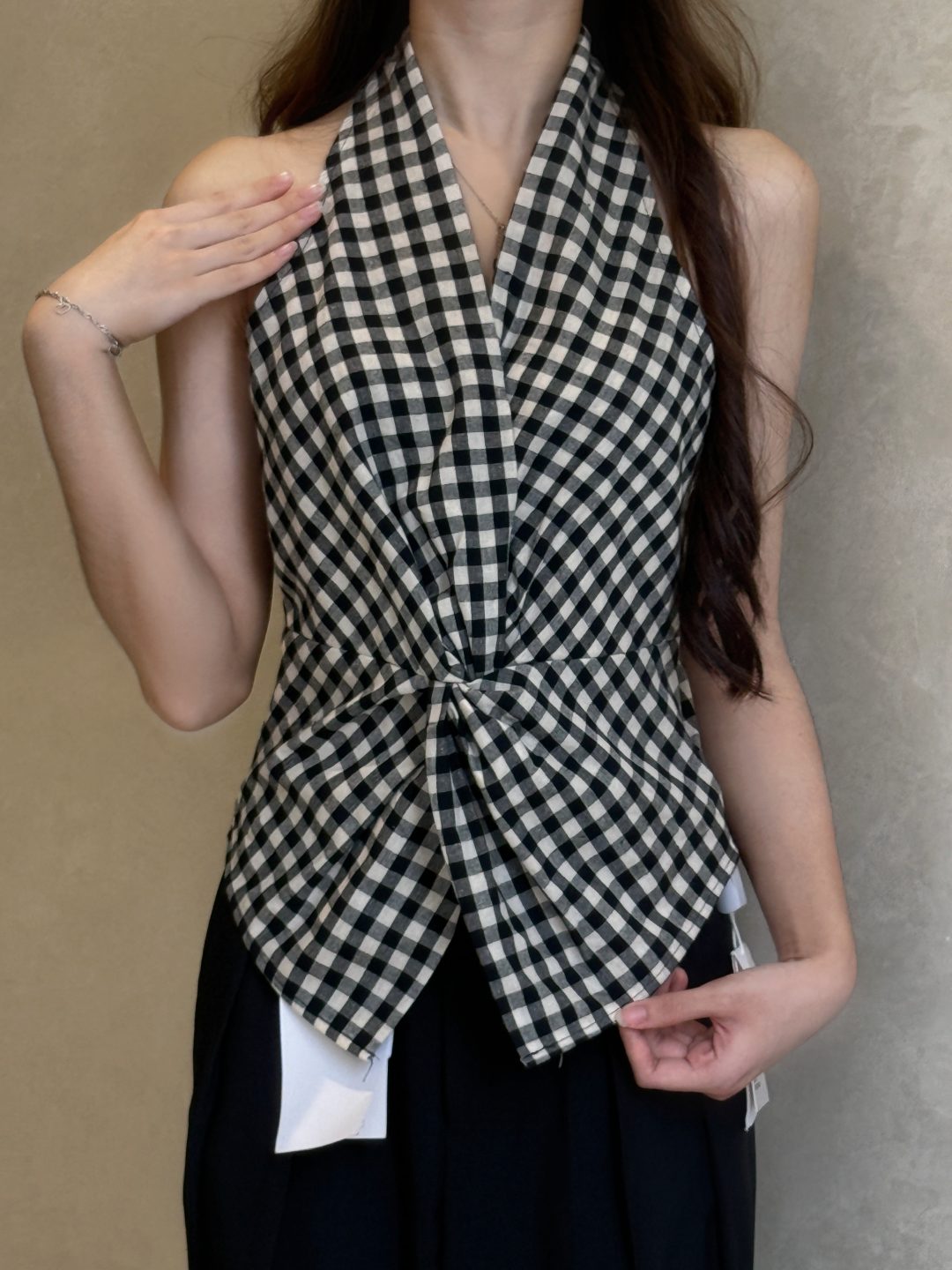 设计感V领纽结格纹上衣