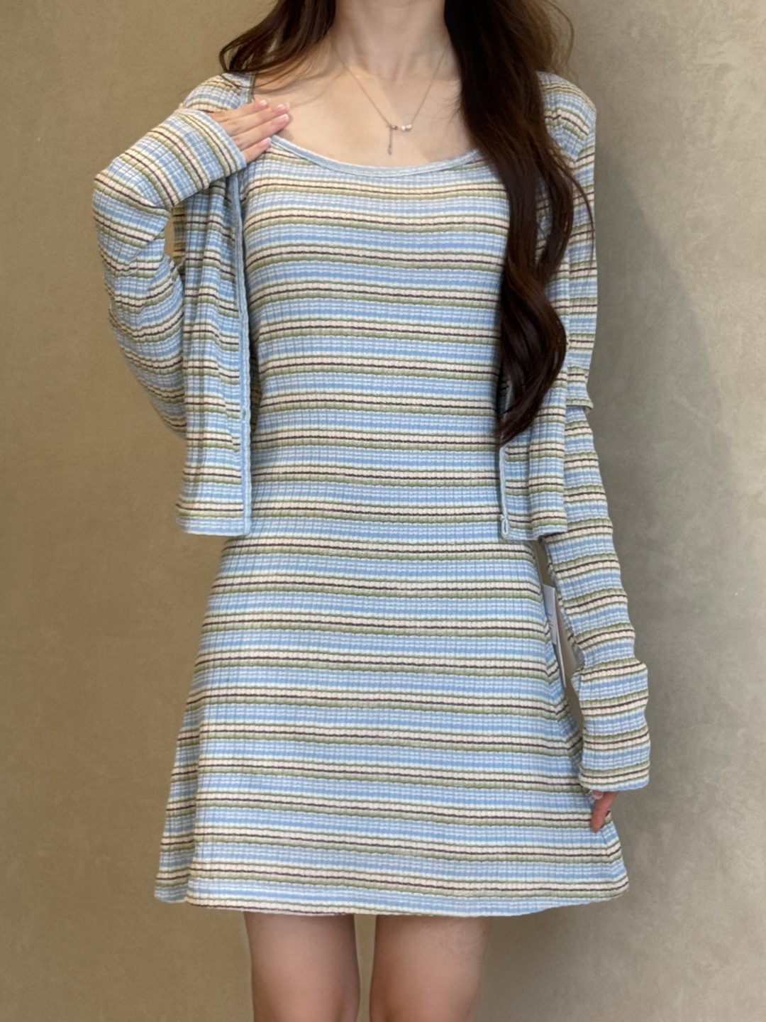 撞色条纹吊带连衣裙+针织开衫套装