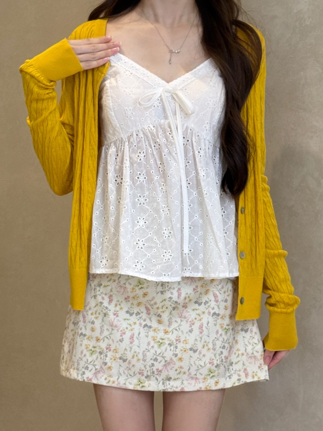 麻花针织开衫+镂空系带吊带+碎花半裙三件套