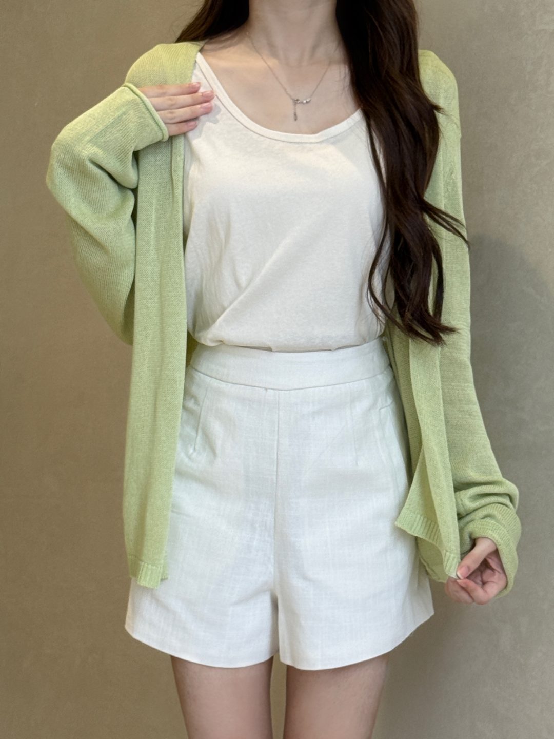 慵懒风针织开衫+简约背心+休闲短裤三件套
