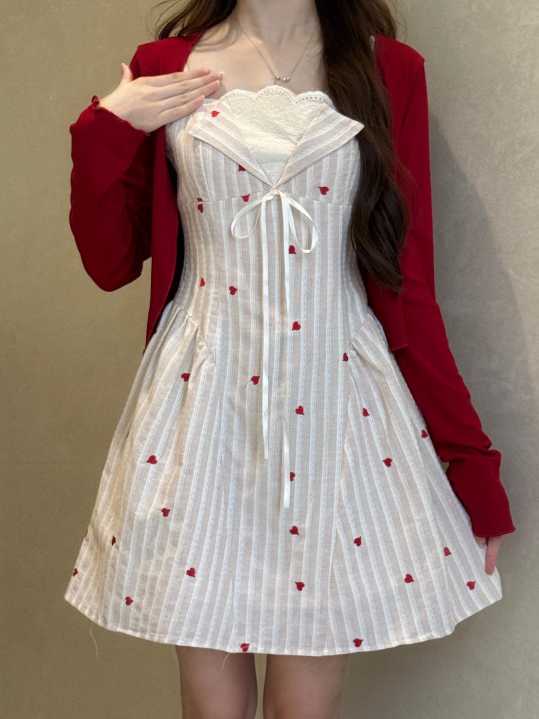 纯欲风爱心吊带连衣裙配开衫外套